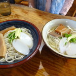 首里そば - 左が中、右が小