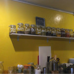 カレーや デッカオ - 店内に並ぶスパイスの数々