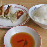 長浜ラーメンまき - 餃子とライスのセット