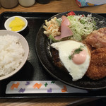 ごはんカフェ きなこ - 2016.6.11 友人は唐揚げ定食に＋100円でハンバーグ、＋100円で手づくりコロッケ、＋100円で味噌汁を豚汁に。