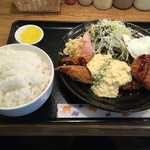 ごはんカフェ きなこ - 2016.6.11 有頭海老フライ3匹定食900円に＋100円でハンバーグ、＋100円で手づくりコロッケ、＋100円で味噌汁を豚汁に。
      もちろんご飯は大盛り！パォーン！(笑)