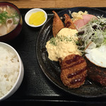 ごはんカフェ きなこ - 2016.6.11 有頭海老フライ3匹定食900円に＋100円でハンバーグ、＋100円で手づくりコロッケ、＋100円で味噌汁を豚汁に。
      もちろんご飯は大盛り！パォーン！(笑)