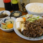 よしの屋 - 牛皿定食全景と思ったらお味噌汁を撮るのを忘れてました