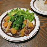 52170587 - 菜の花が載ったジャークチキン