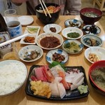 朝市の味処 茶夢 - テーブルが大変な事に(笑)