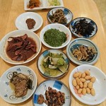 朝市の味処 茶夢 - 注文後に惣菜の数々が！！