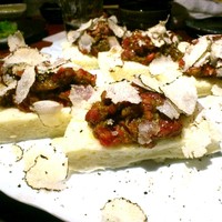 よろにく - 黒トリュフ ユッケ風ローストビーフ ブルスケッタ