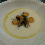 新たまねぎの暖かいスープ、せせらぎポークばら肉の自家製ベーコン　じゃがいもの焼きニョッキ、ビーツ、ほうれん草