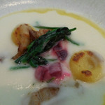 ラ・ボンヌターブル - 新たまねぎの暖かいスープ、せせらぎポークばら肉の自家製ベーコン　じゃがいもの焼きニョッキ、ビーツ、ほうれん草；アップ