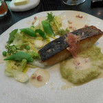 本日の鮮魚のソテー、春キャベツのピュレ、ホッキ貝と柚子のブールブランソース　ゆり根、うるい、みょうが