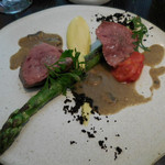 ラ・ボンヌターブル - 仔牛のロースト、マッシュルームソース　インカの目覚めのピュレ、グリーンアスパラガス、トマト