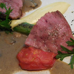 ラ・ボンヌターブル - 仔牛のロースト、マッシュルームソース　インカの目覚めのピュレ、グリーンアスパラガス、トマト；アップ