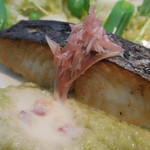 ラ・ボンヌターブル - 本日の鮮魚のソテー、春キャベツのピュレ、ホッキ貝と柚子のブールブランソース　ゆり根、うるい、みょうが；アップ