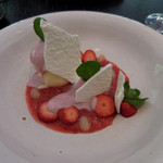 ラ・ボンヌターブル - 苺のスープにウフ・ア・ラ・ネージュを浮かべて　白隠元豆、ミルクメレンゲ、バニラアイスクリーム