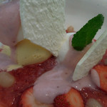 ラ・ボンヌターブル - 苺のスープにウフ・ア・ラ・ネージュを浮かべて　白隠元豆、ミルクメレンゲ、バニラアイスクリーム；アップ