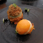 ラ・ボンヌターブル - よもぎのシュークリーム、丸ごと枇杷とその種のアイスクリーム　アロニアのソース