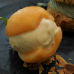 ラ・ボンヌターブル - 丸ごと枇杷とその種のアイスクリーム；アップ