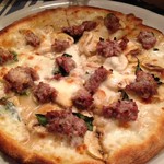 オステリア アルコバレーノ - 挽肉とマッシュルームとチーズのピザ