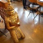 アジアンキッチン サワディー - 店内はタイの美術品や調度品などで飾られています