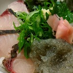 三ノ宮産直市場 - この日の海鮮丼は、サワラのあぶりと生シラス