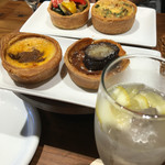 キッシュ4種（ラタトゥイュ、シラス青ネギ、キーマカレー、ラザーニア） & ノンアルコールスパークリングカクテル