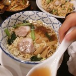 紅太陽 - ラーメンは中太平麺なのに