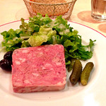 パリのワイン食堂 - Menu Bouillion de Paris（1,500円）から、前菜：自家製田舎風豚のテリーヌ サラダ添え。王道だけに手堅い一品。肉々しいですがさっぱり頂けるあたりはさすが。