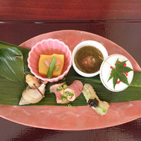 耽美 下村 - 先付八寸／もろこし豆腐、アボカドの天ぷら、レバーを包んだ鴨、つぶ貝