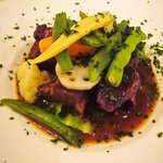 コム・ダビチュード - 牛肉の赤ワイン煮込み、野菜添え