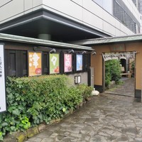 赤坂 津つ井 総本店 - 石畳が伸びていて落ち着いた感じの佇まいです！