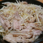 やまめ庵 - せせりのもやし炒め