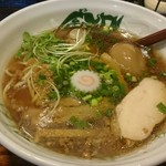 G麺７ - 醤油ラーメンと味玉
      白い鶏チャーシューの他に豚チャーシューが玉子の下に隠れています。