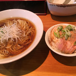 らーめん芝浜 - 朝ラー定食（素ラーメン醤油、チャーシュー丼）税込み¥700ちょい