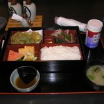 味処 ぐんじ - ランチ。若鶏の胡麻天ぷら。おいしすぎ。。キノコとピーマンの天ぷらも付きました。刺身はかつお。おいしい。おいしいものづくしで大大満足です。８５０円。