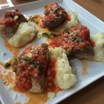 トゥー・ドッグス・タップルーム - マッシュポテトとチキンのトマトソース