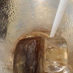 弾豆実 - 氷の1つがアイスコーヒーの氷