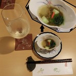 割烹 八彩 - ＜2016/06＞グラス白ワインと共に先付け。「賀太胡瓜、岩もずく、陸ひじきの酢の物、マスカット入り」
