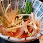 四川 浅野 - 副菜はかなりしょぼくなっていました…
      漬物の大根とまるかぶりなんだもん、しかもこの盛り付けだし