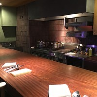 エニェ - 店内カウンター席と厨房