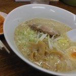 にゃがにゃが亭 - ラーメン680円　サービスのもやしナムル(おかわり不可)