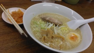 Niganigatei - ラーメン680円　サービスのもやしナムル(おかわり不可)