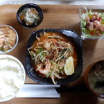 Raisukyouwakoku - 今週の気まぐれ定食は魚介のエスニック炒めです。海老、イカとシャキシャキの野菜、きのこをピリ辛香辛料で炒めた、ご飯が進む夏にぴったりの定食です。美味しいものを食べると身体が喜んでいます。ご馳走様でした。