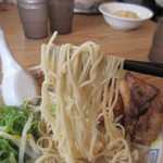 博多だるま - 自家製の麺は博多ラーメンらしい極細ストレート麺♪