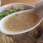 博多だるま - コッテリ濃厚ですが、ザラザラ感は殆ど無く「旨いね～♪」と思わず声が出ます…(笑)