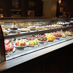 52205182 - タルトのお店。季節の果物盛りだくさん。