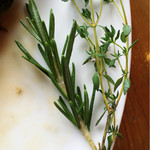 カーブドッチ - 庭摘みハーブ、タイムとローズマリー