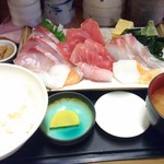 Shouwa Shokudou - びっくり刺身定食 １５８０円(税込)  １４時までのランチタイムはご飯のおかわり自由。