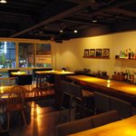 Beer Barre Soiree - 店内には２０００枚ものレコードコレクション（ソウル、ジャズ、ロック、和物、60's~80's）から選ぶBGMは音楽ファン必見