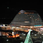 ALL FLAGS(神戸メリケンパークオリエンタルホテル) - ホテルオークラ神戸からみたホテルとルミナス