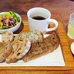 ダーシェンカ - ドリンクバー+パンビュッフェ+サラダのモーニング@500円
